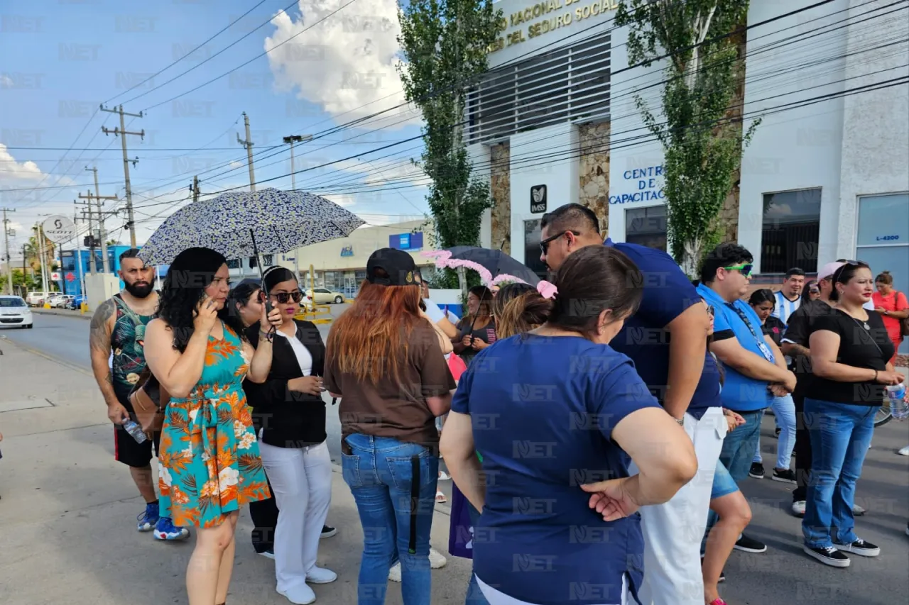 Bloquean calle trabajadores del IMSS por resultado de elección sindical