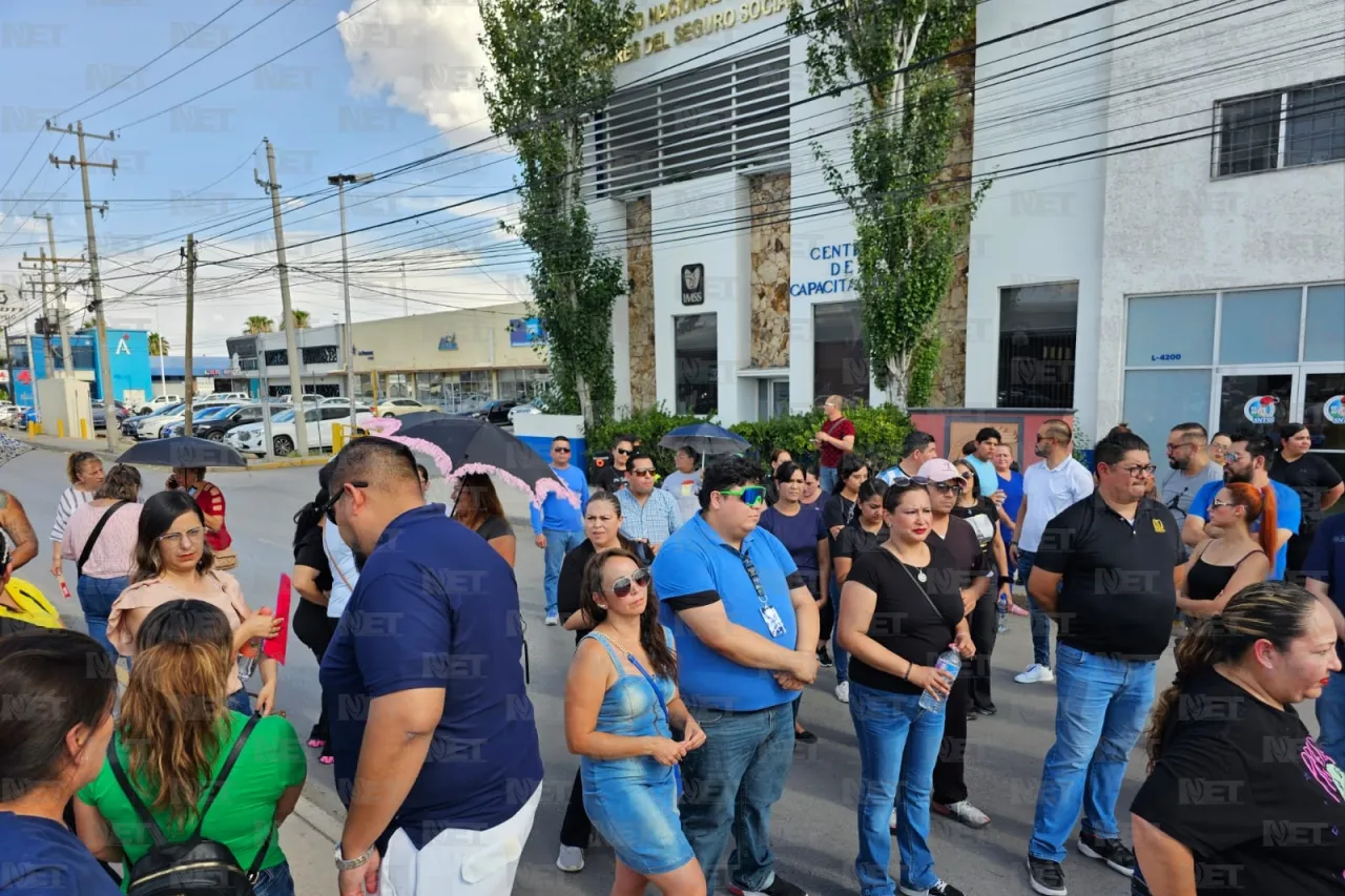 Bloquean calle trabajadores del IMSS por resultado de elección sindical