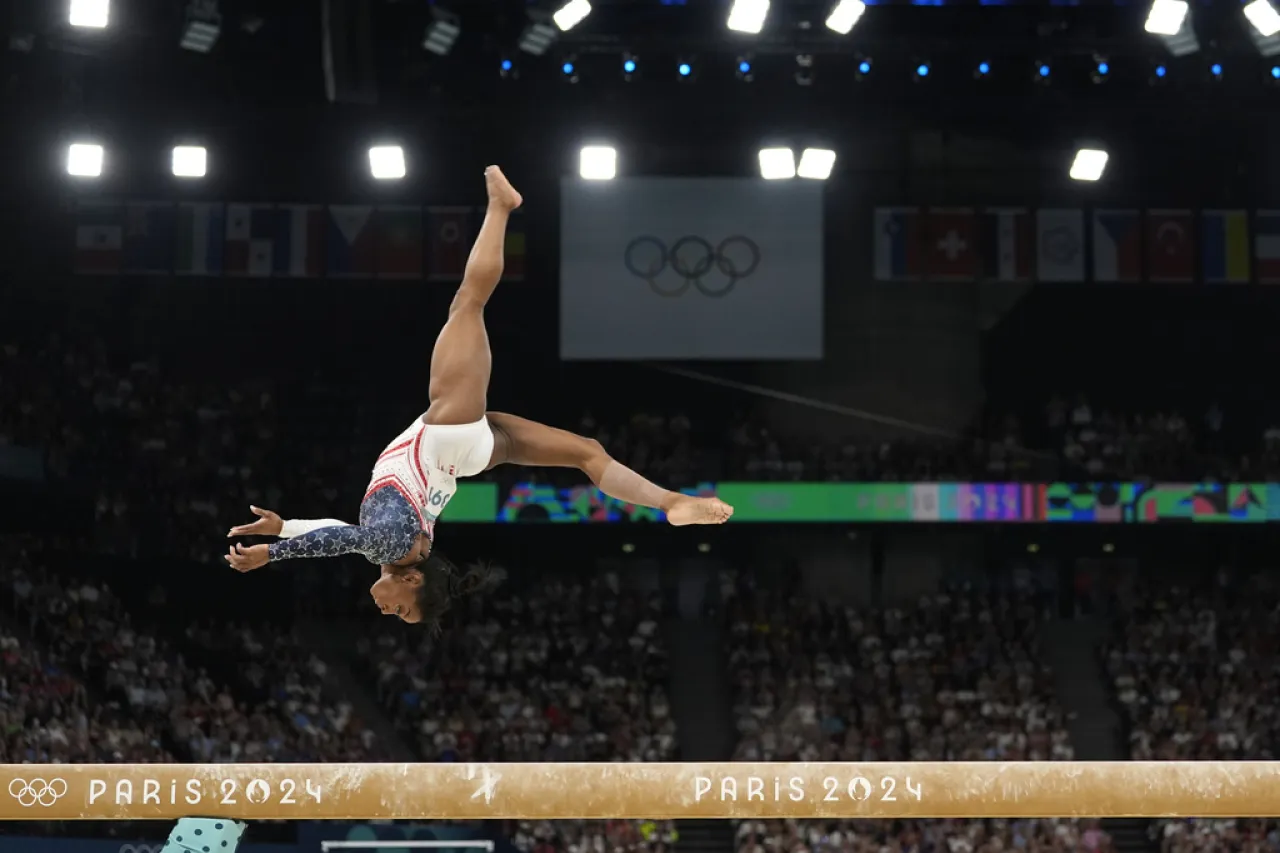 Simone Biles y EU se redimen con oro olímpico en la Gimnasia