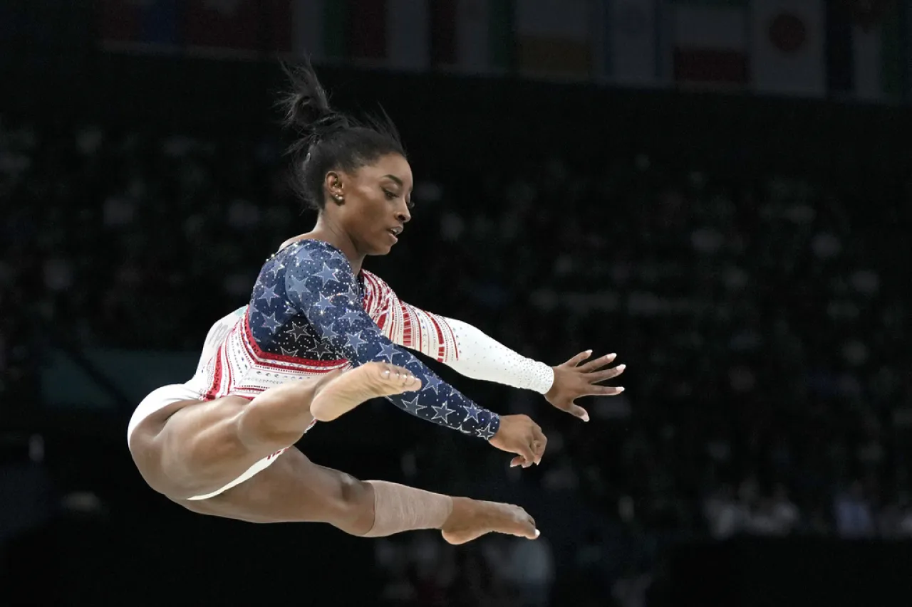 Simone Biles y EU se redimen con oro olímpico en la Gimnasia