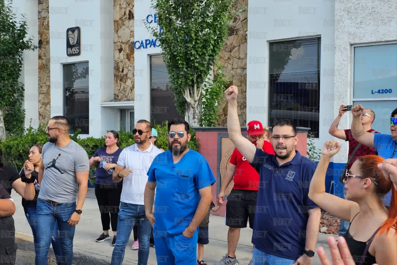 Bloquean calle trabajadores del IMSS por resultado de elección sindical
