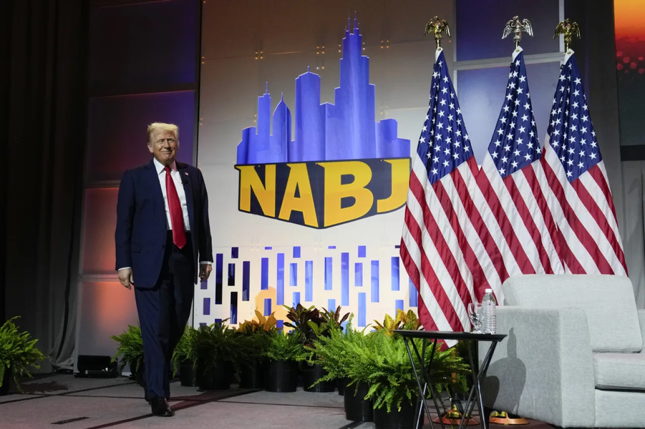 Cuestiona Trump con falsedades la raza de Kamala Harris