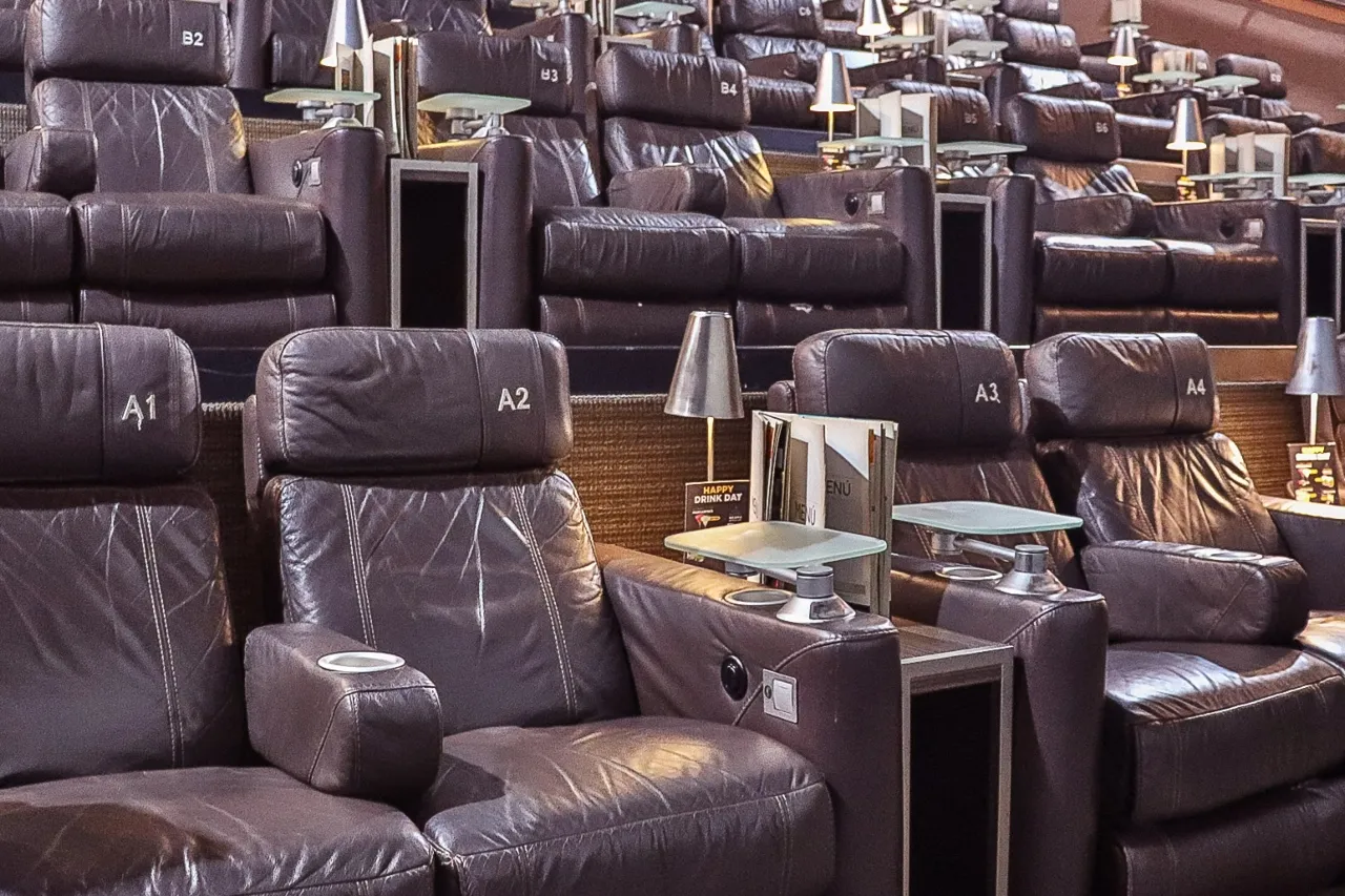 Juárez: Denuncian apagón, mala atención y fallas en el Cinépolis VIP