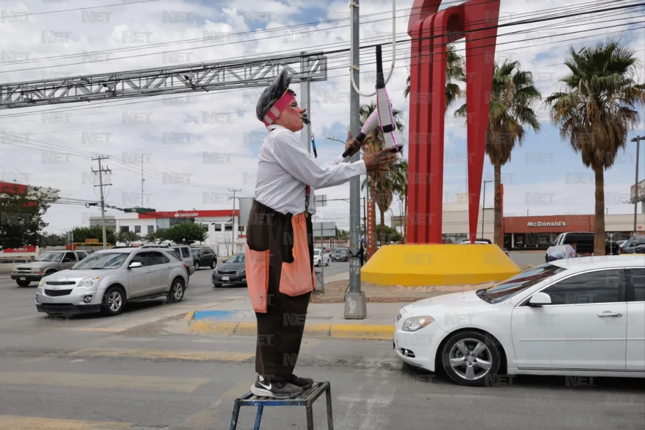 ’Pastelito', saca sonrisas en los semáforos