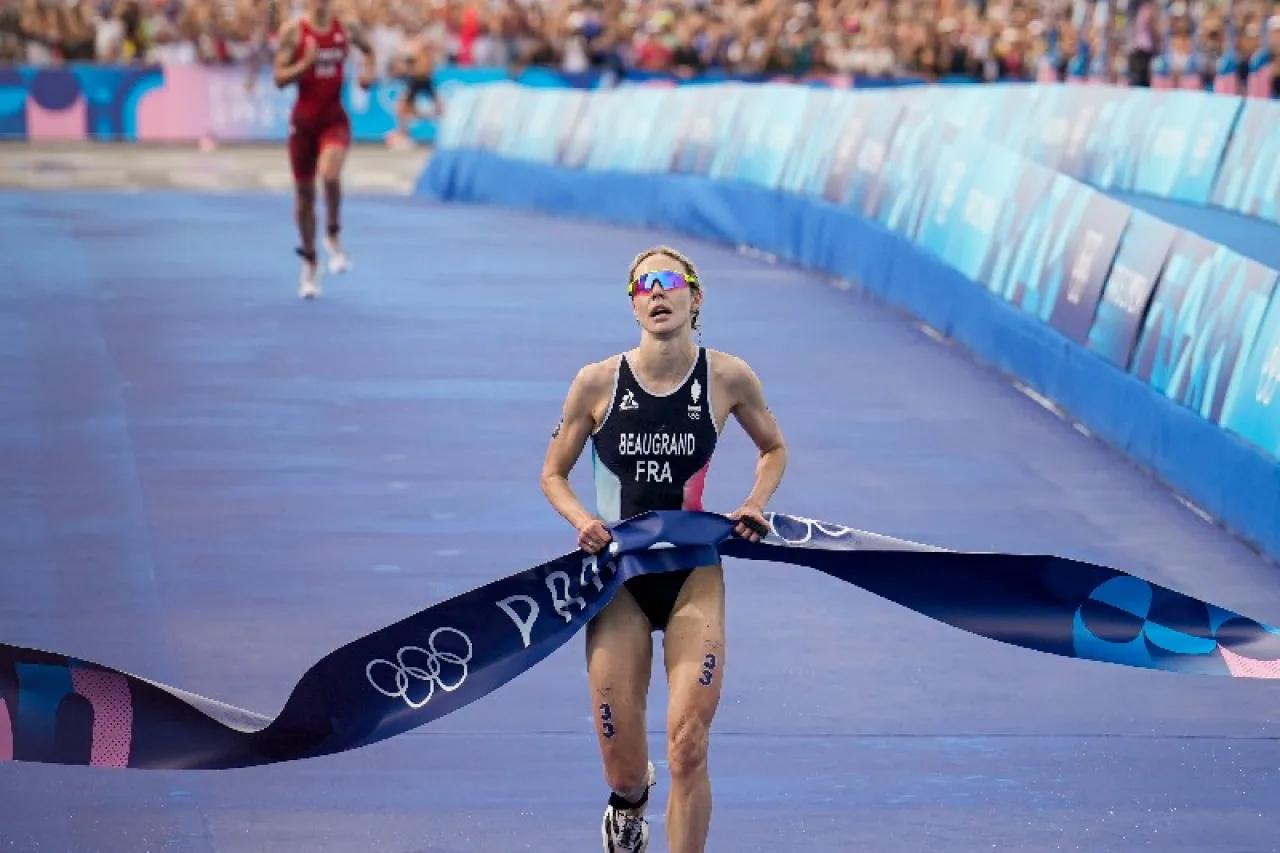 Con todo y el agua sucia, triatlón Olímpico ya tiene ganadores