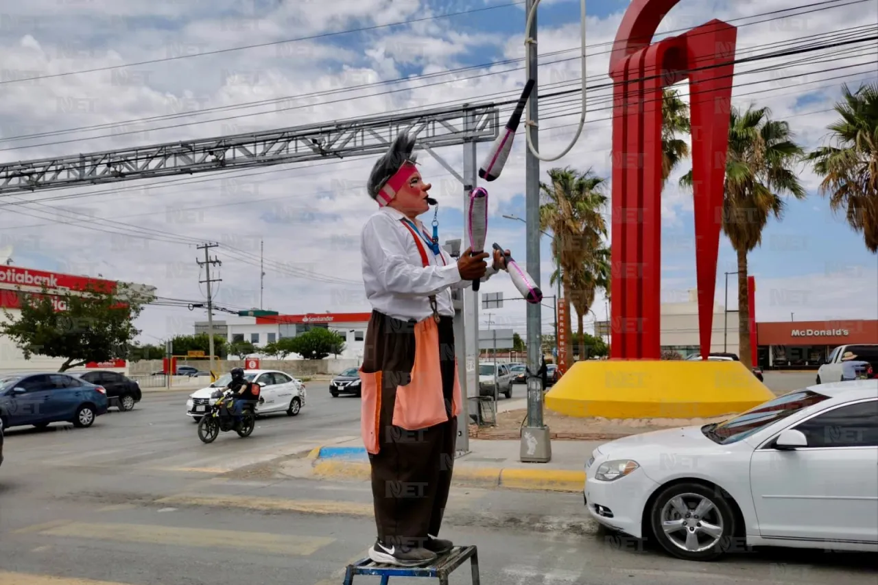 ’Pastelito', saca sonrisas en los semáforos