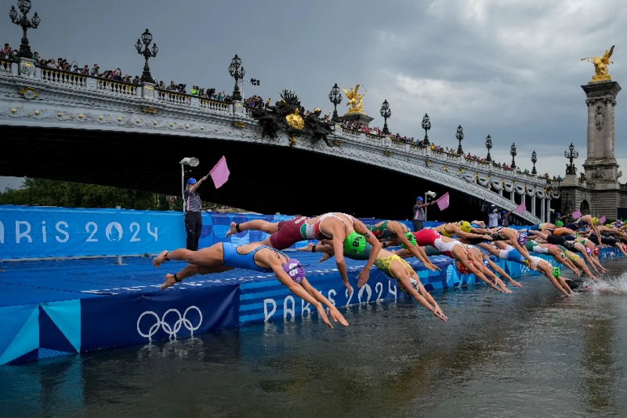 Con todo y el agua sucia, triatlón Olímpico ya tiene ganadores