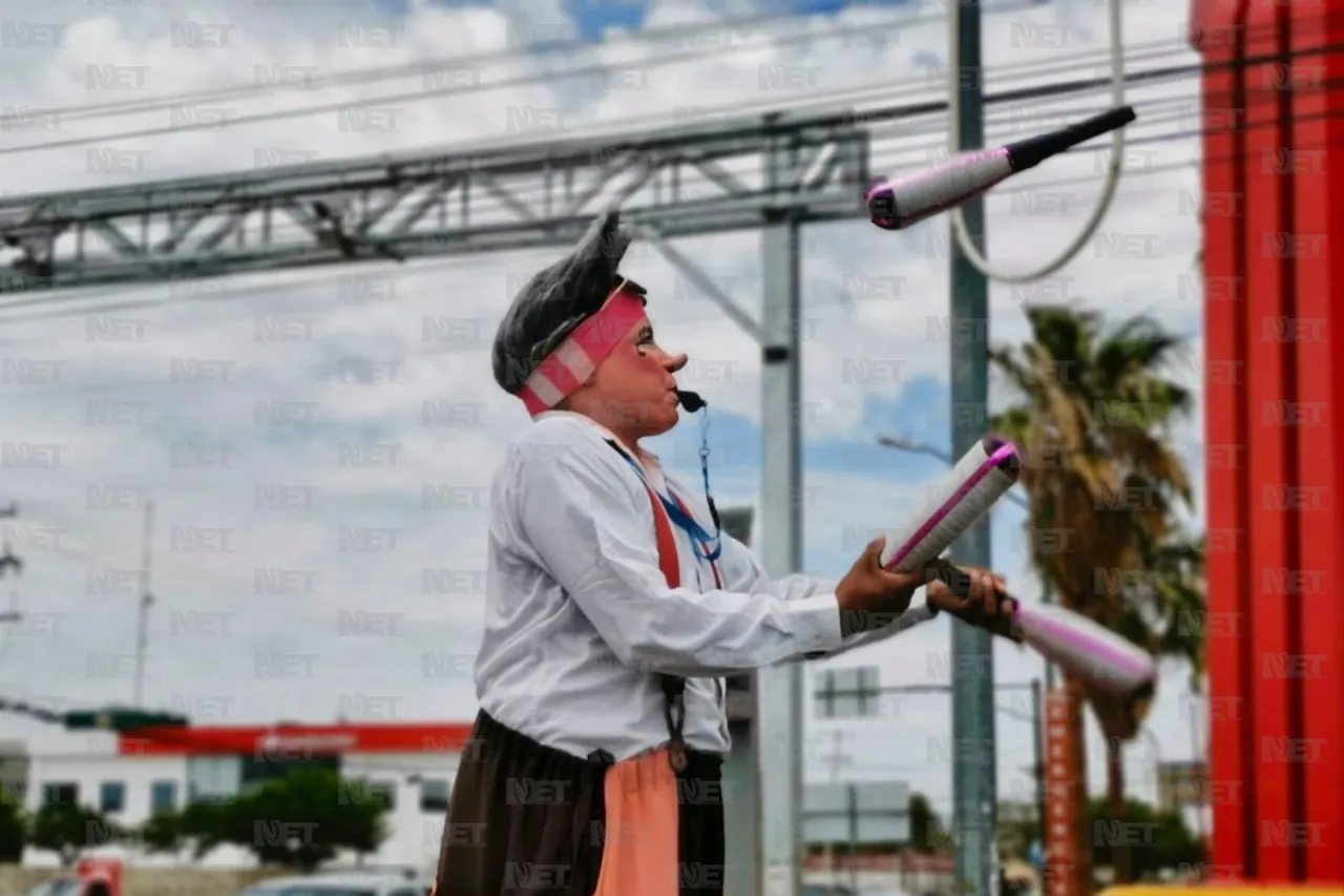 ’Pastelito', saca sonrisas en los semáforos