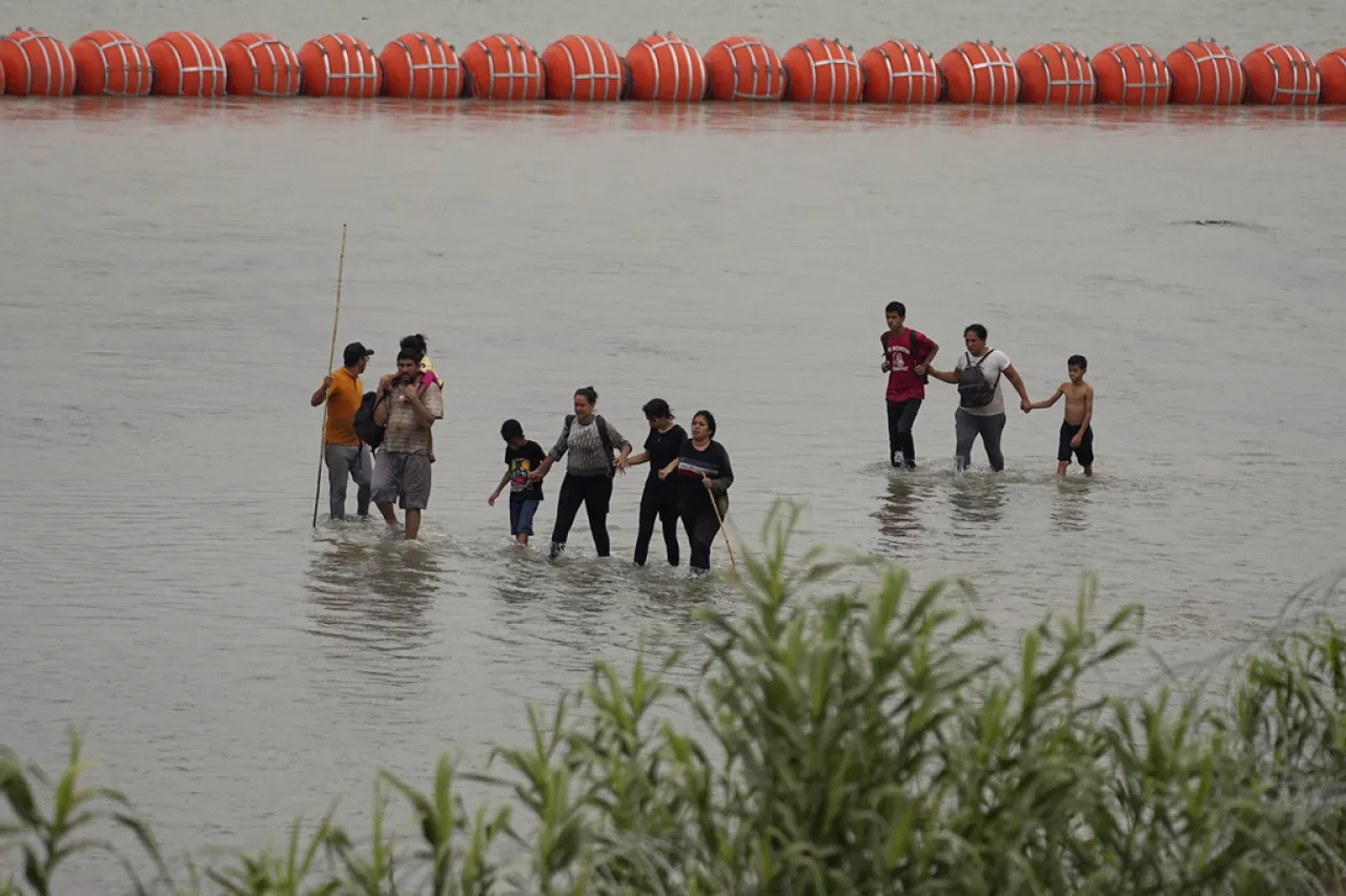 Barrera flotante de Texas en el río Bravo puede quedarse por ahora