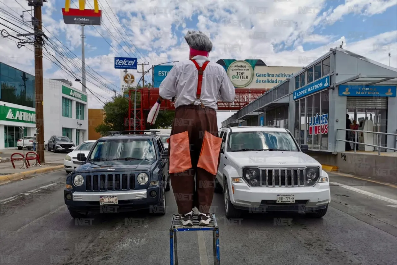 ’Pastelito', saca sonrisas en los semáforos