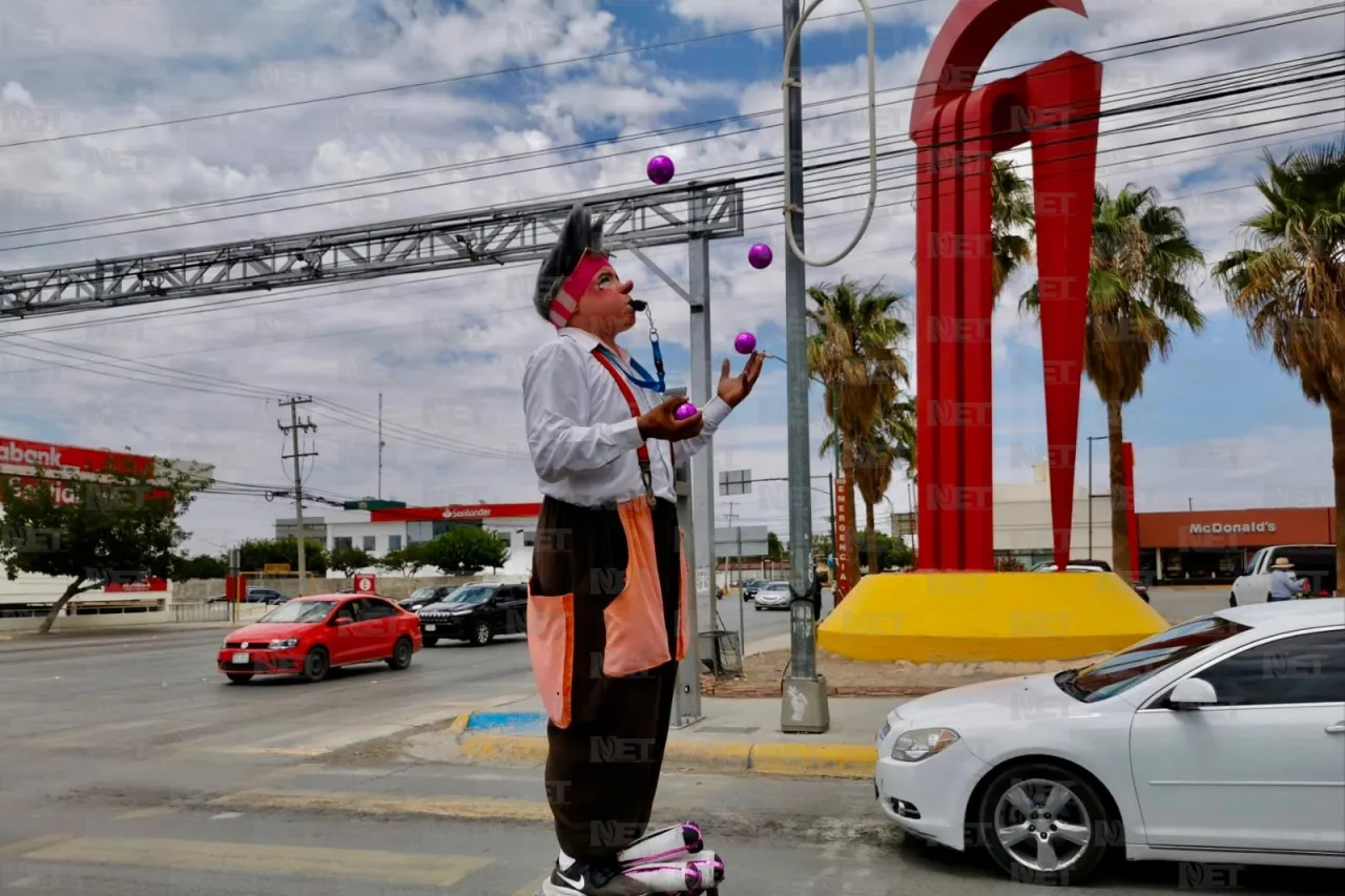 ’Pastelito', saca sonrisas en los semáforos