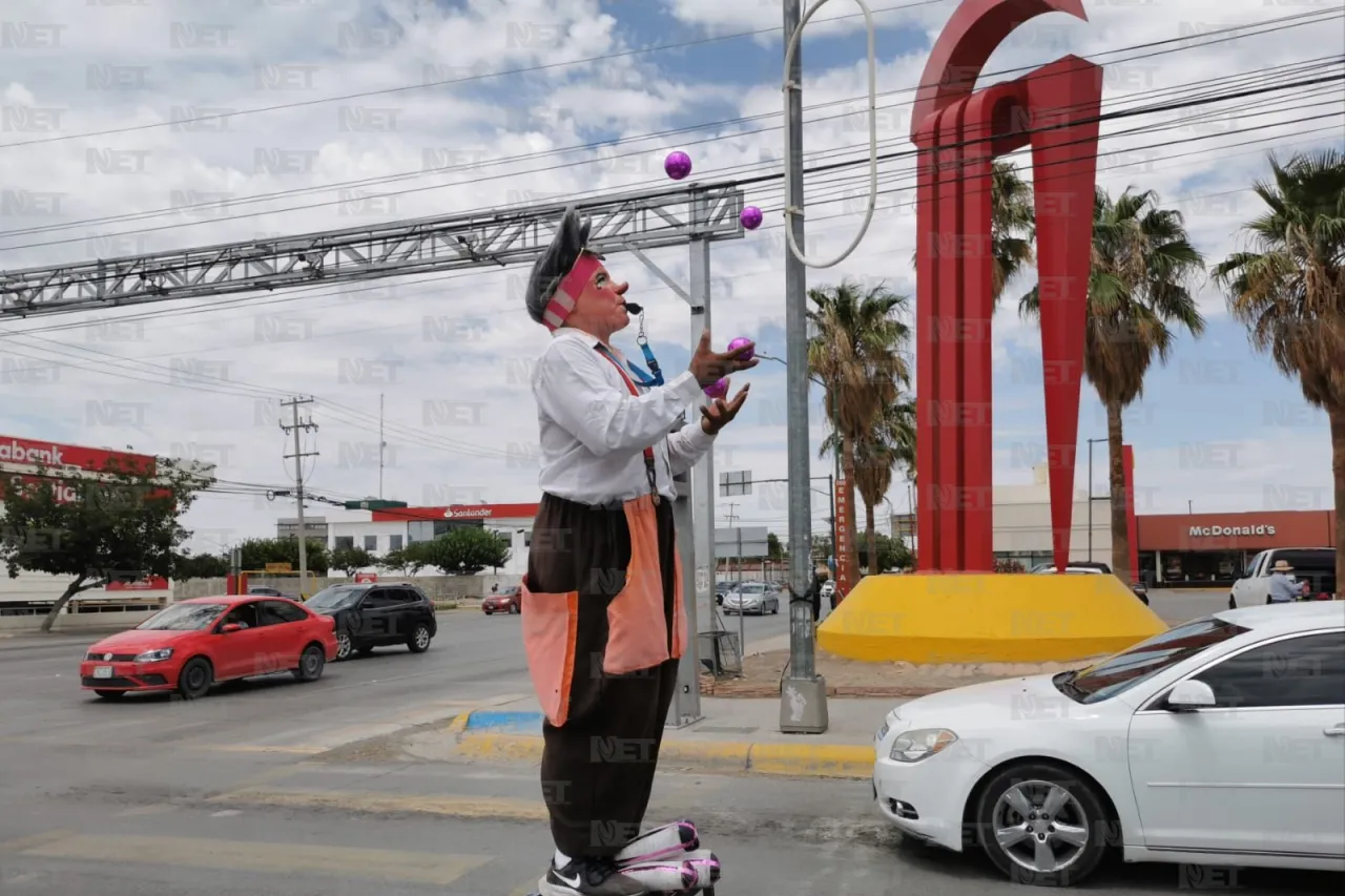 ’Pastelito', saca sonrisas en los semáforos