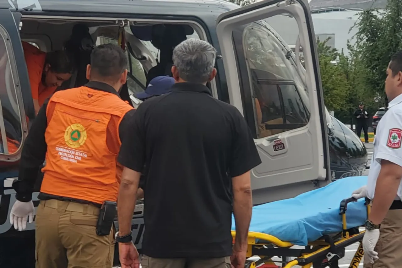 Joven sufre descarga eléctrica; lo trasladan en helicóptero a Chihuahua