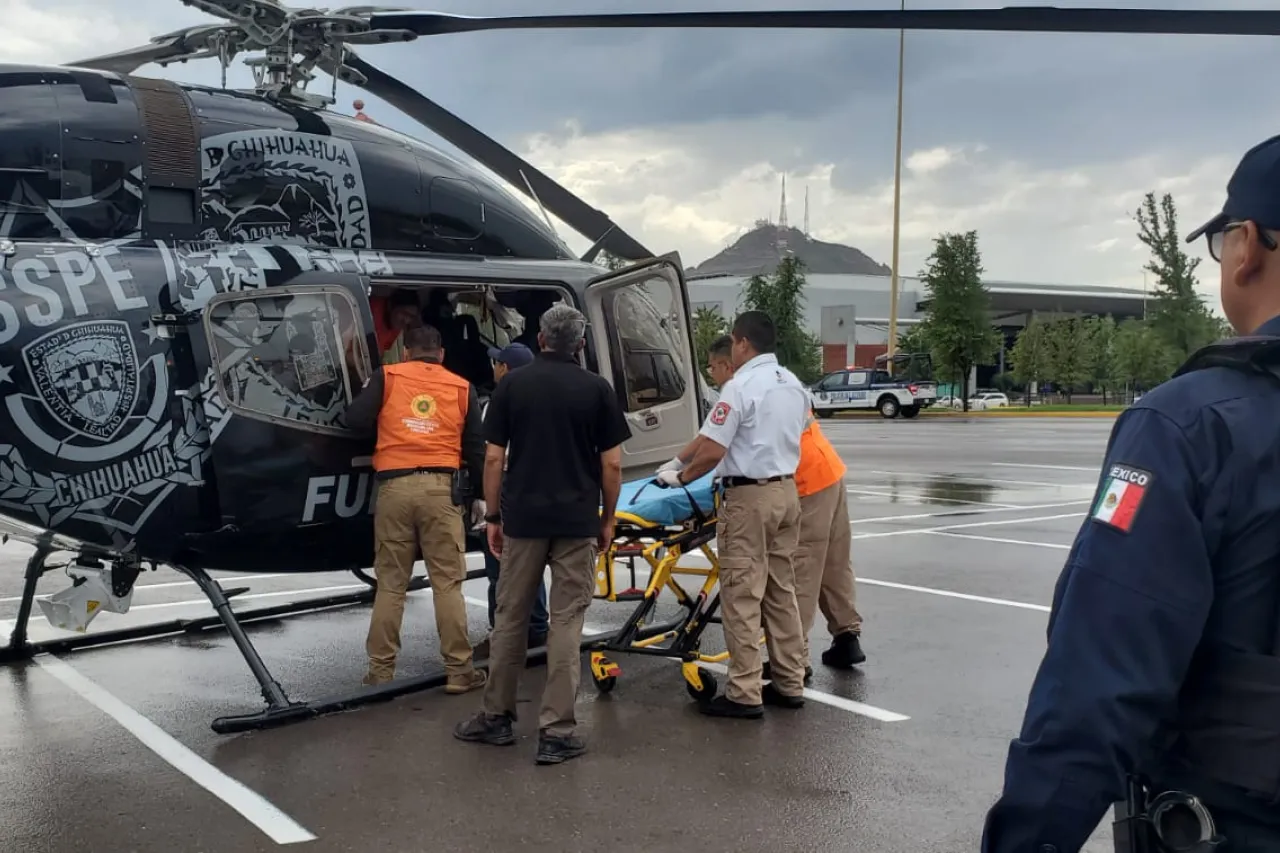 Joven sufre descarga eléctrica; lo trasladan en helicóptero a Chihuahua