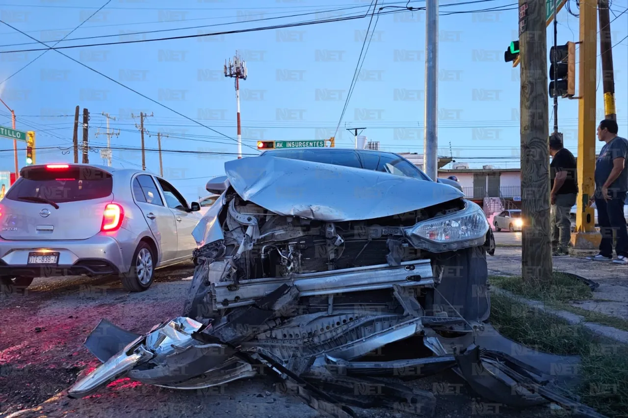 Da vuelta y le corta el paso a vehículo