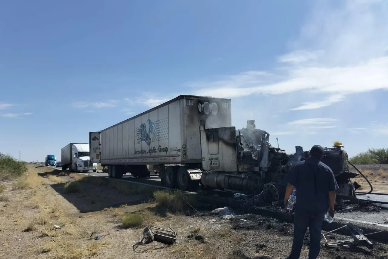 Sobrevive trailero a accidente en carretera Juárez-Ahumada; se quema cabina