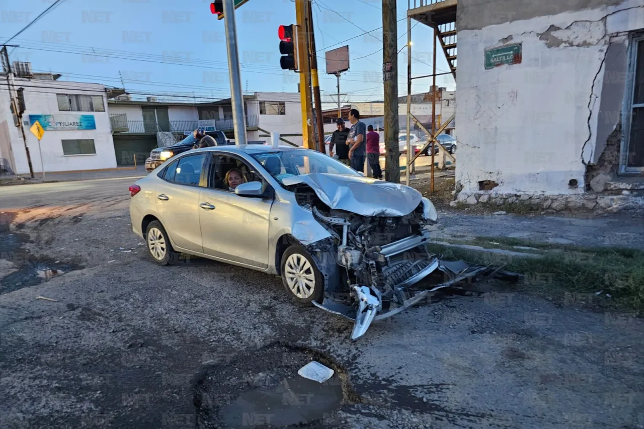 Da vuelta y le corta el paso a vehículo