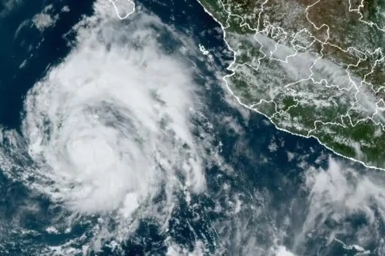 Se aleja huracán Carlotta de México pero se forma nueva tormenta