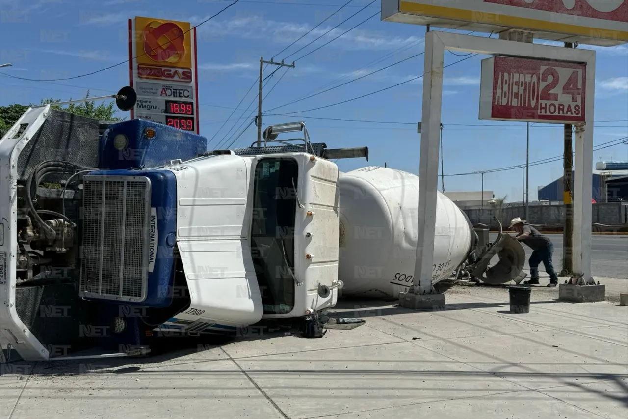 Ciudad Juárez: Vuelca revolvedora de cemento en una curva 