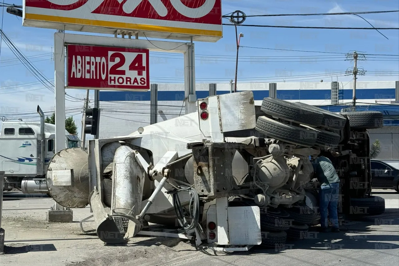 Ciudad Juárez: Vuelca revolvedora de cemento en una curva 