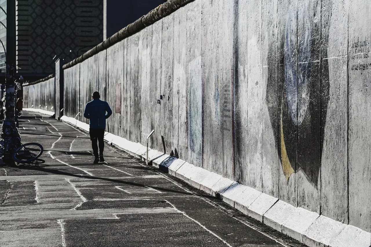 A 63 años del inicio de la construcción del infame Muro de Berlín