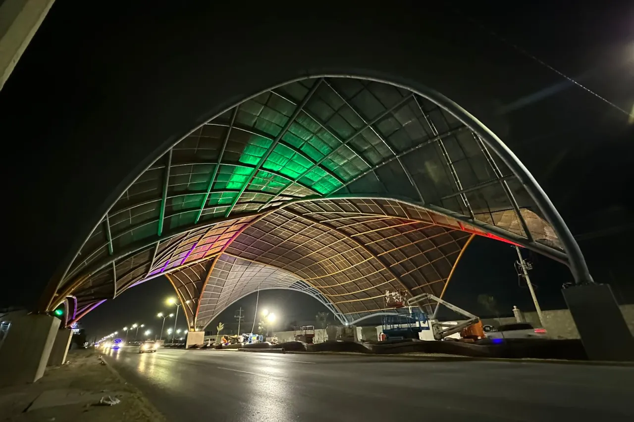 Resplandece 'La Duna', prueban iluminación en la nueva entrada de Juárez