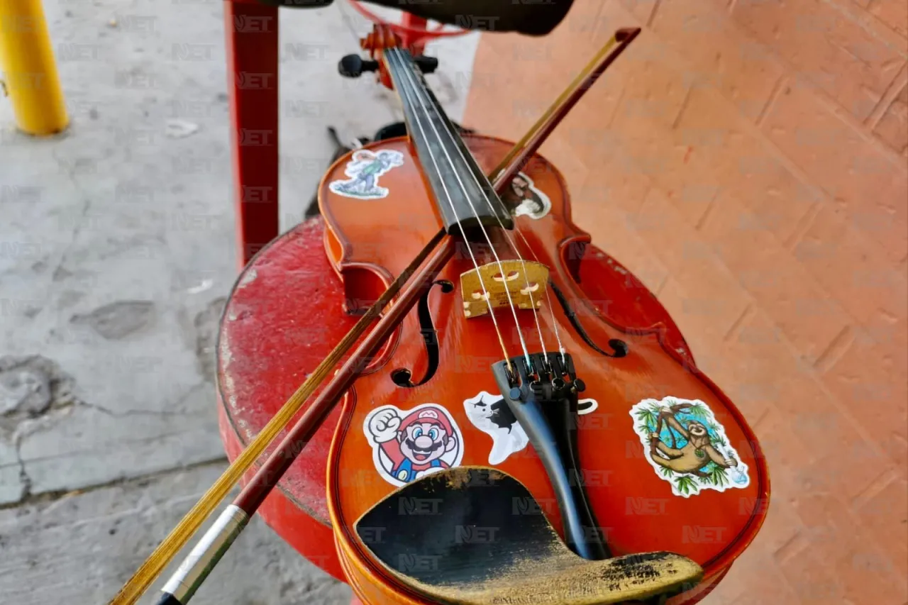 El violinista de los semáforos ofrece concierto a los automovilistas de Juárez