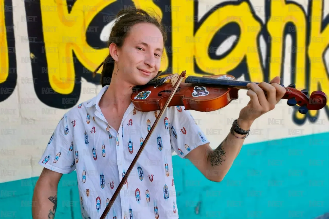 El violinista de los semáforos ofrece concierto a los automovilistas de Juárez