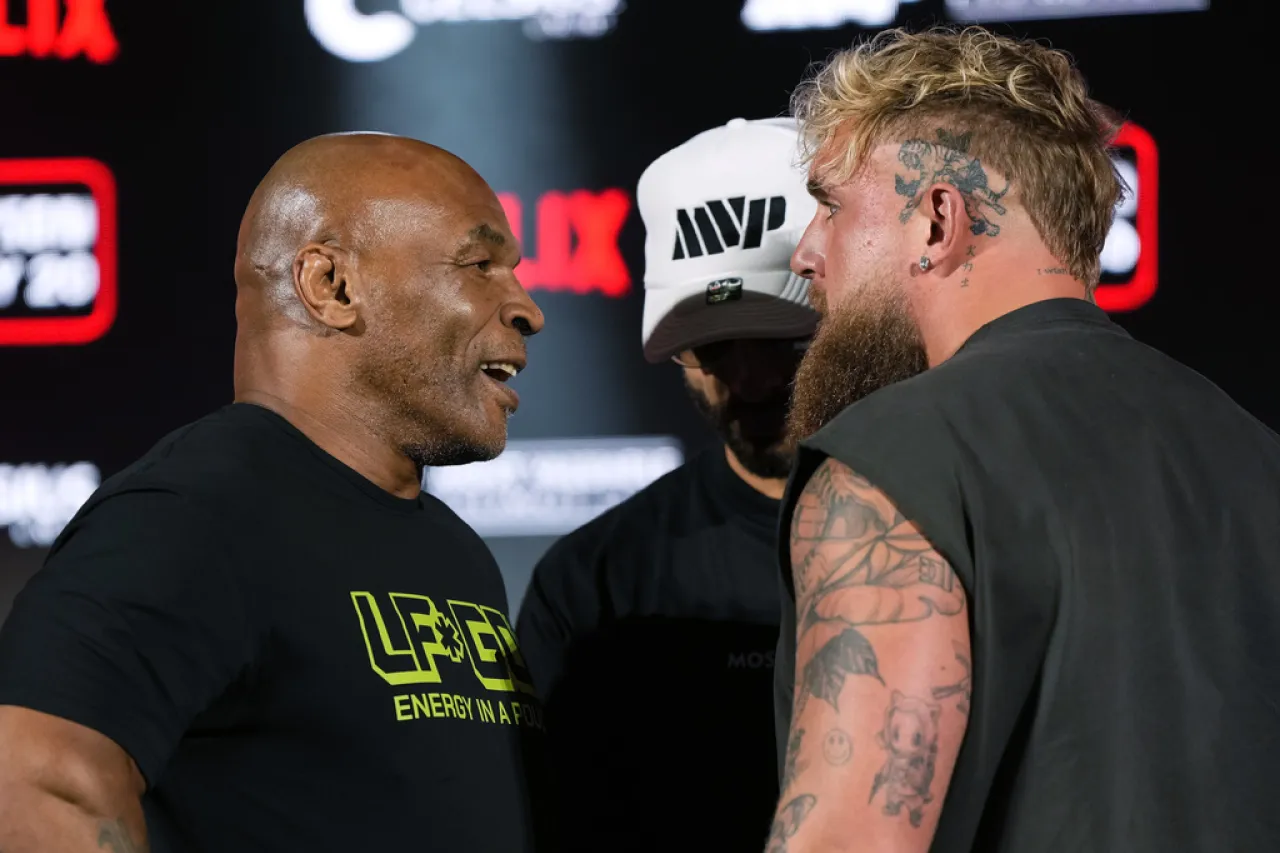 Video: Mike Tyson abofetea a Jake Paul en el pesaje