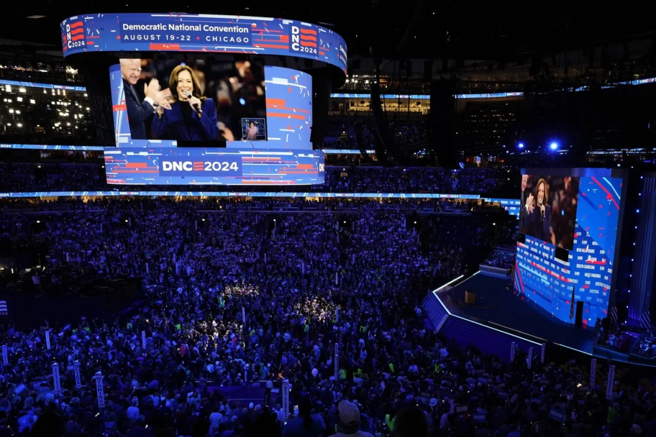 Harris llena arena de Wisconsin; los Obamas  preparan para discurso en CND