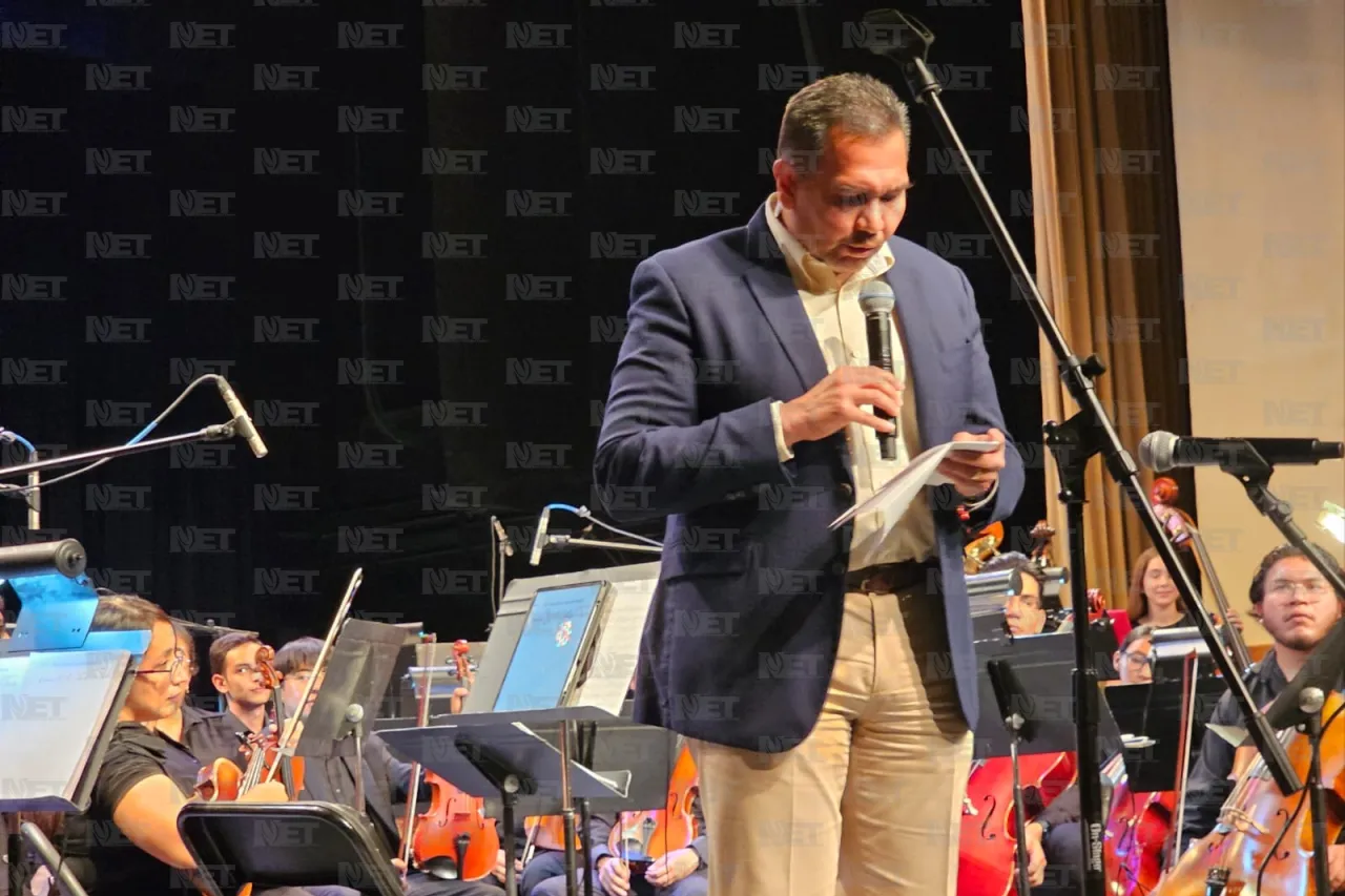 Alcalde realiza entrega simbólica de instrumentos musicales