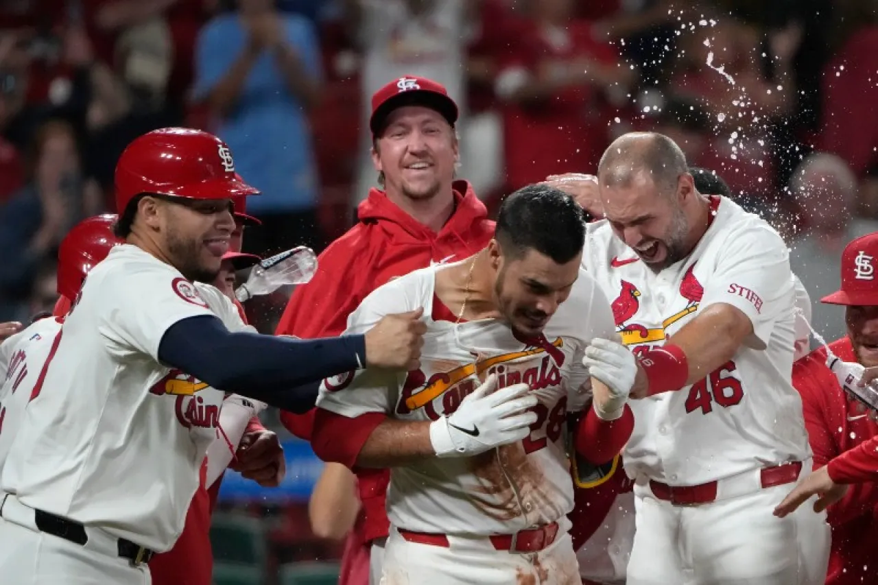 Nolan Arena pega grand slam para que Cardenales 'despache' a Cerveceros