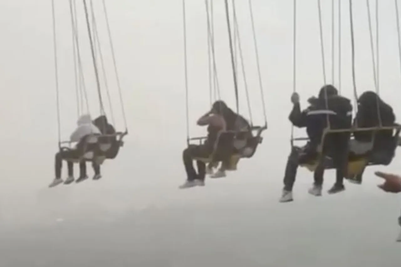 Video: Lluvia deja atrapados a jóvenes en juego de Six Flags