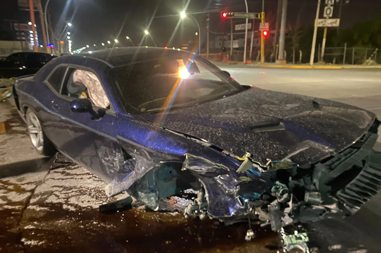 Destroza auto tras omitir luz roja y provocar choque en la Gómez Morín