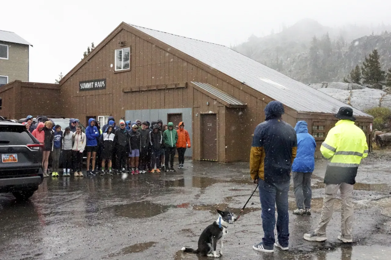 Inusual nevada en costa oeste de EU interrumpe el verano