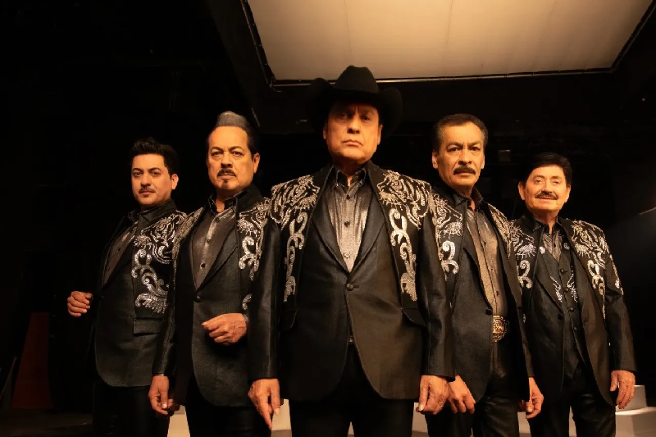 Los Tigres del Norte en el No. 1 de monitor latino