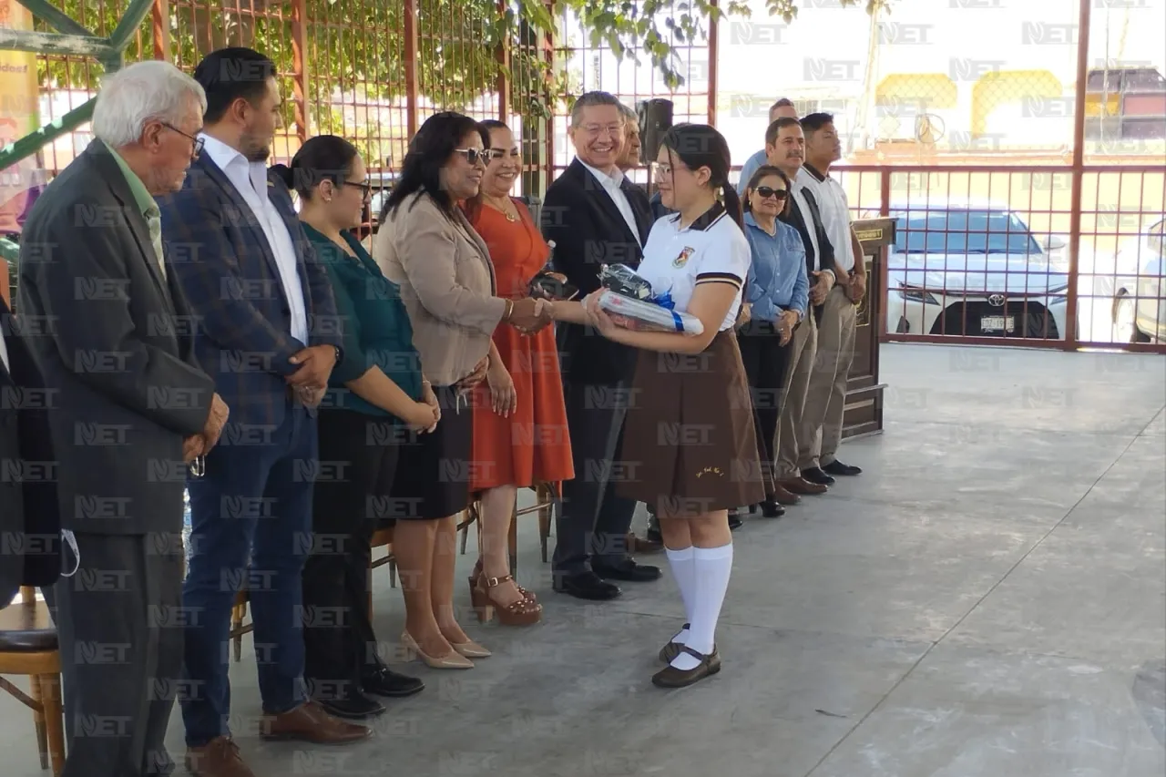 Entregan útiles escolares en inicio del ciclo escolar en Juárez