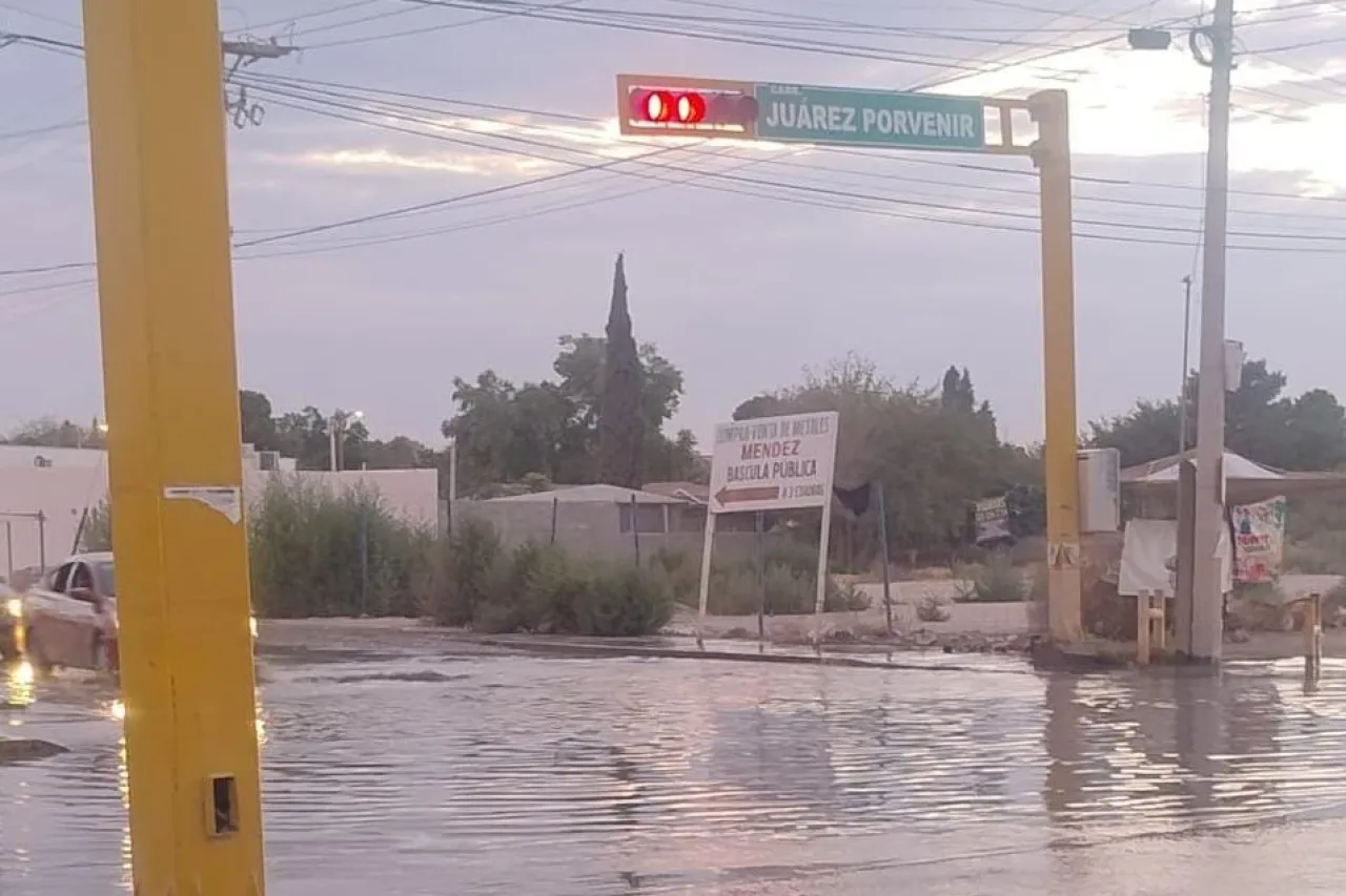 Se tapan alcantarilla y  forman lago de aguas negras en Riberas