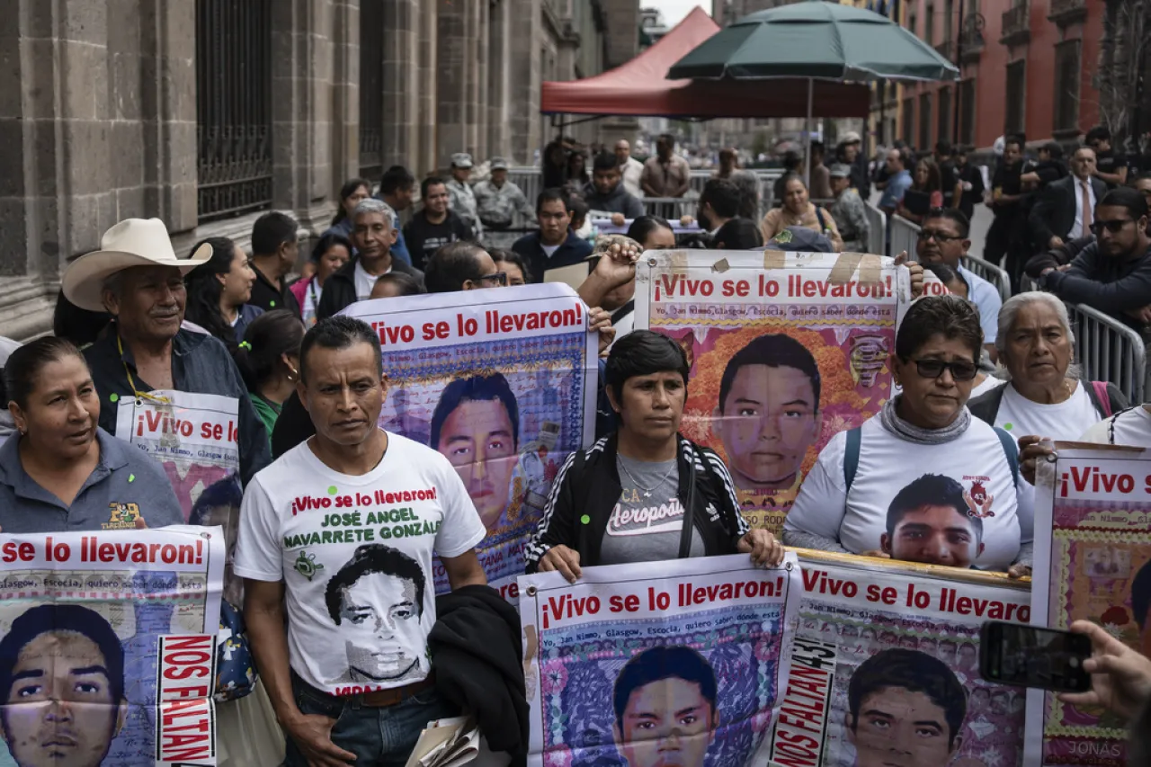 Padres de los 43 de Ayotzinapa se despiden de AMLO decepcionados