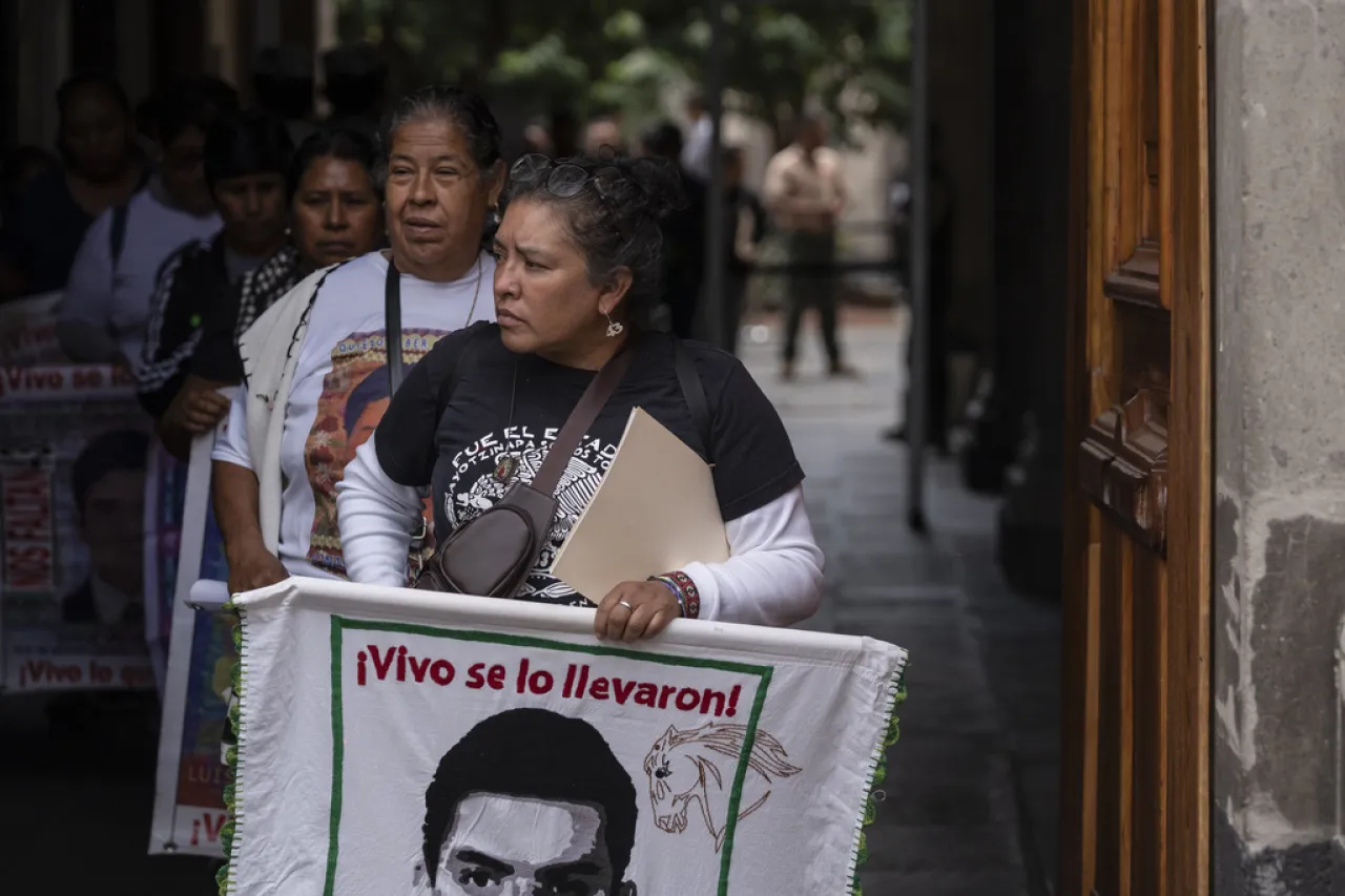 Padres de los 43 de Ayotzinapa se despiden de AMLO decepcionados