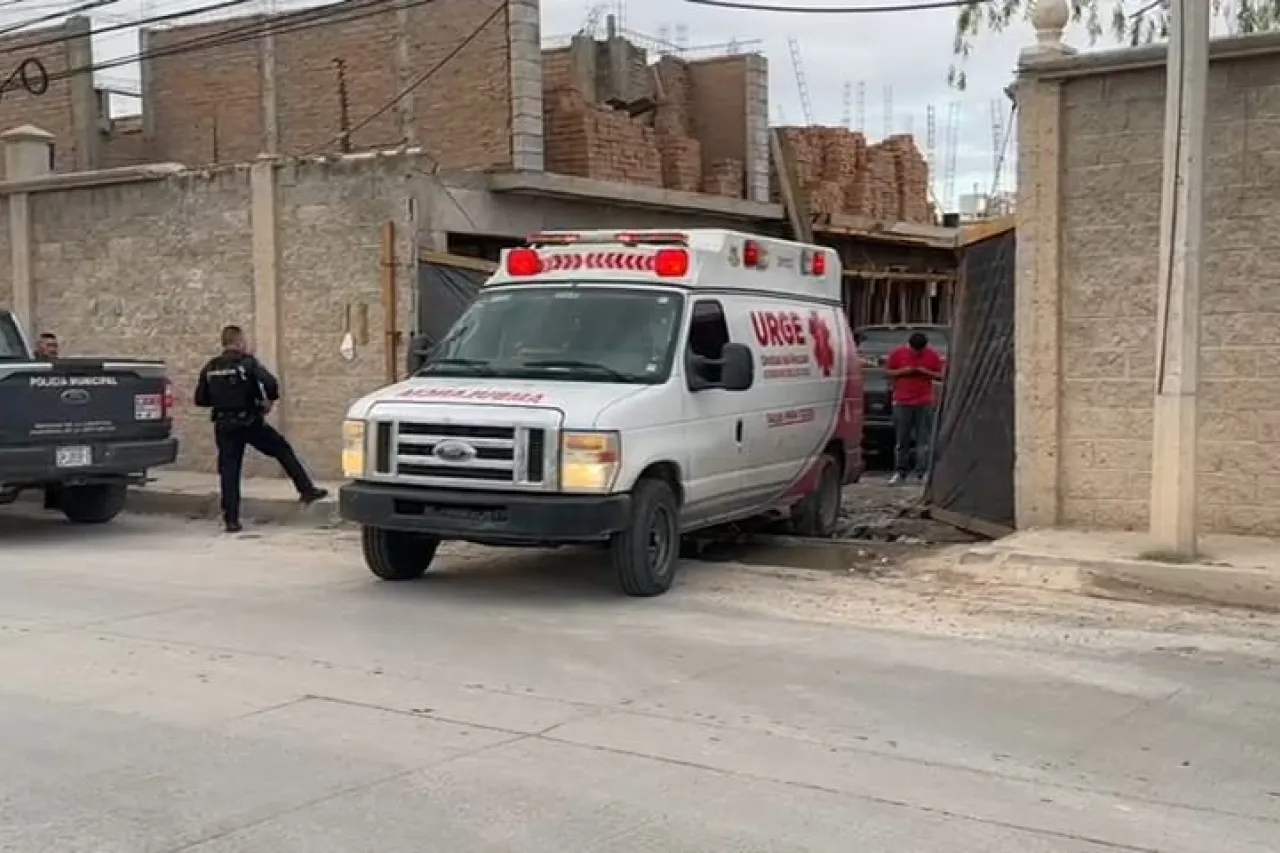 Cae trabajador de cabeza desde planta alta; queda lesionado