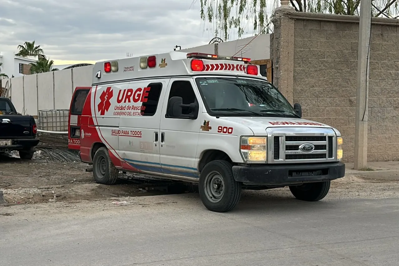 Cae trabajador de cabeza desde planta alta; queda lesionado