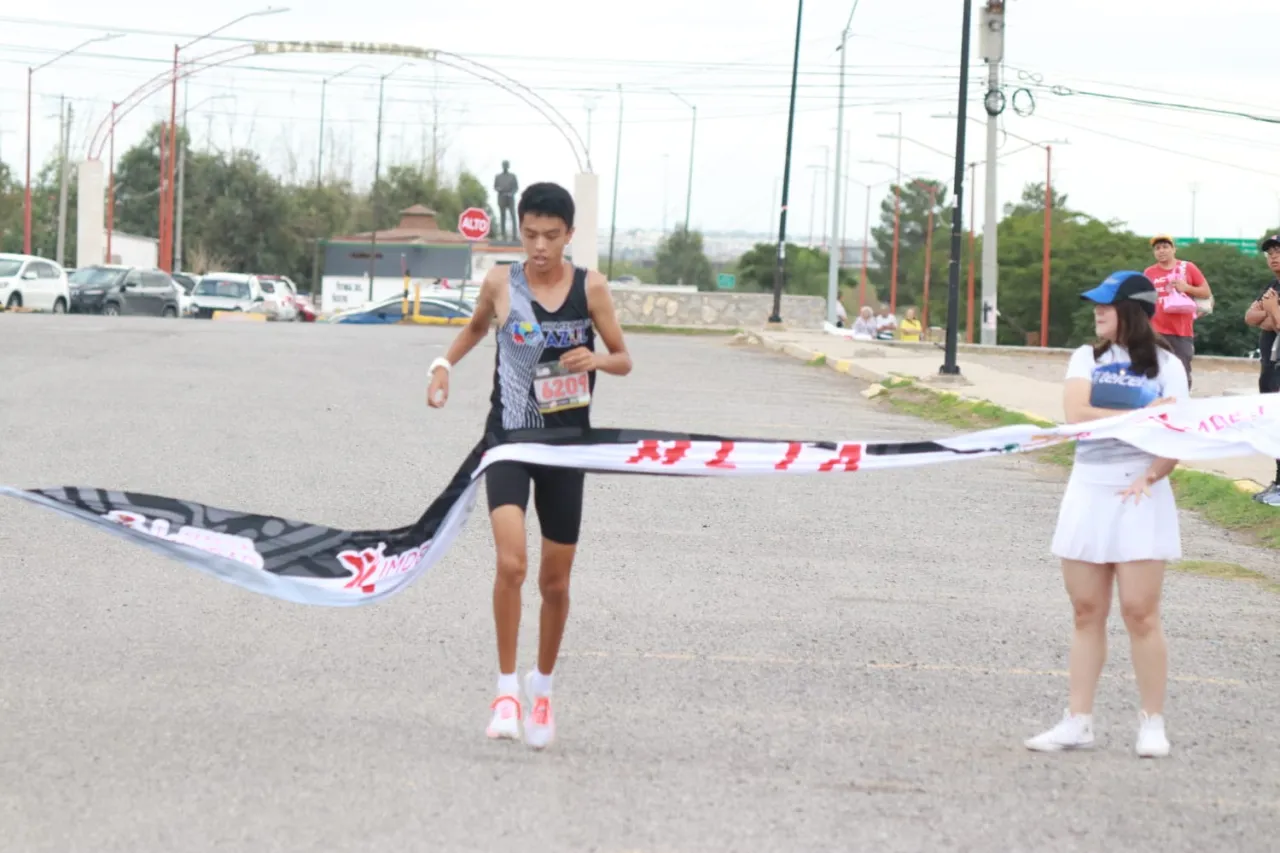 Coronan a ganadores en la Carrera de la Amistad Juvenil