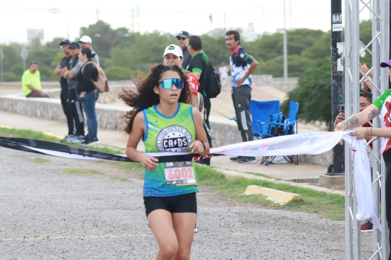 Coronan a ganadores en la Carrera de la Amistad Juvenil