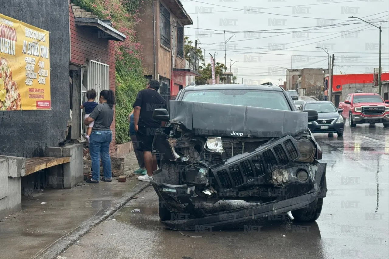 Pierde joven el control de su vehículo y choca contra vivienda