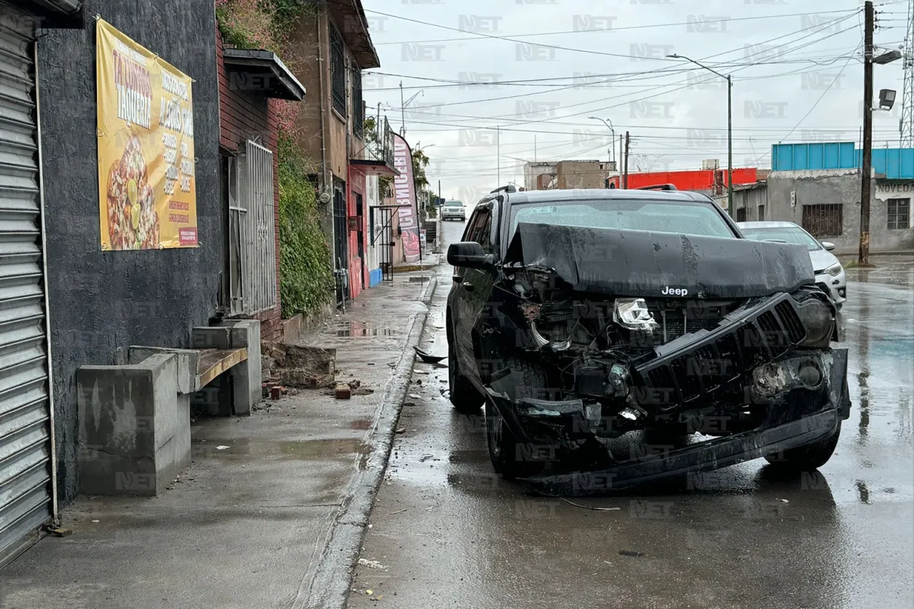 Pierde joven el control de su vehículo y choca contra vivienda