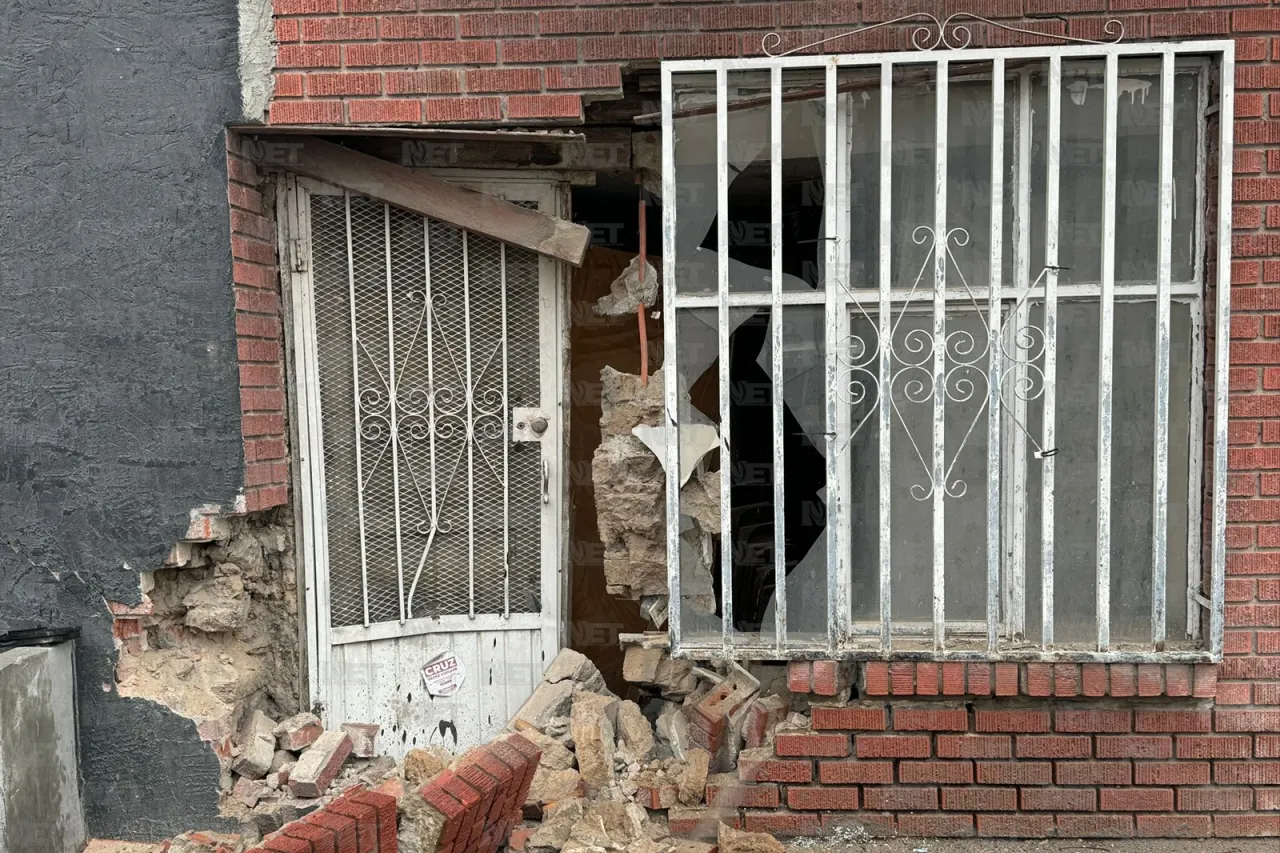 Pierde joven el control de su vehículo y choca contra vivienda