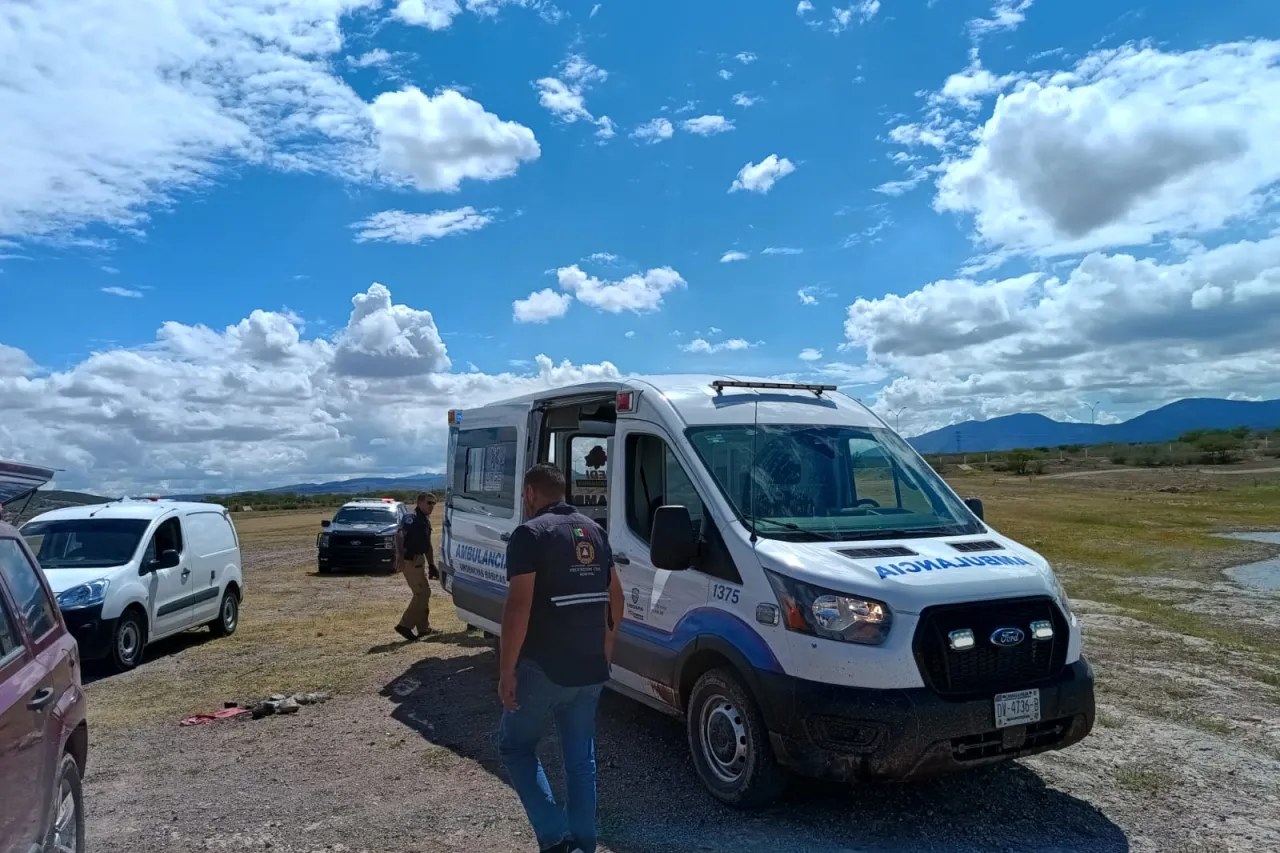 Rescatan a dos tripulantes de helicóptero tras accidente en la presa Chihuahua