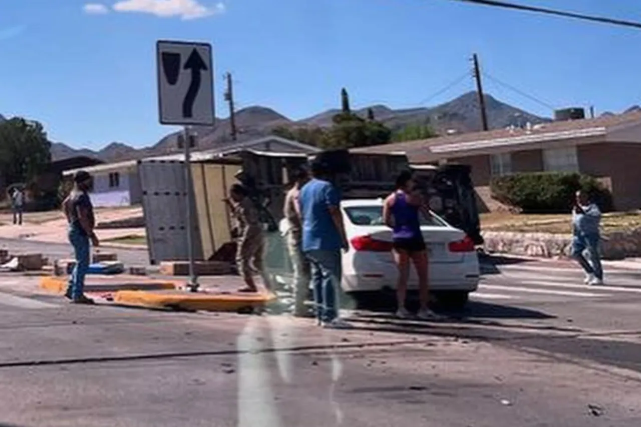 Video: Vuelca camión repartidor de paquetes en El Paso