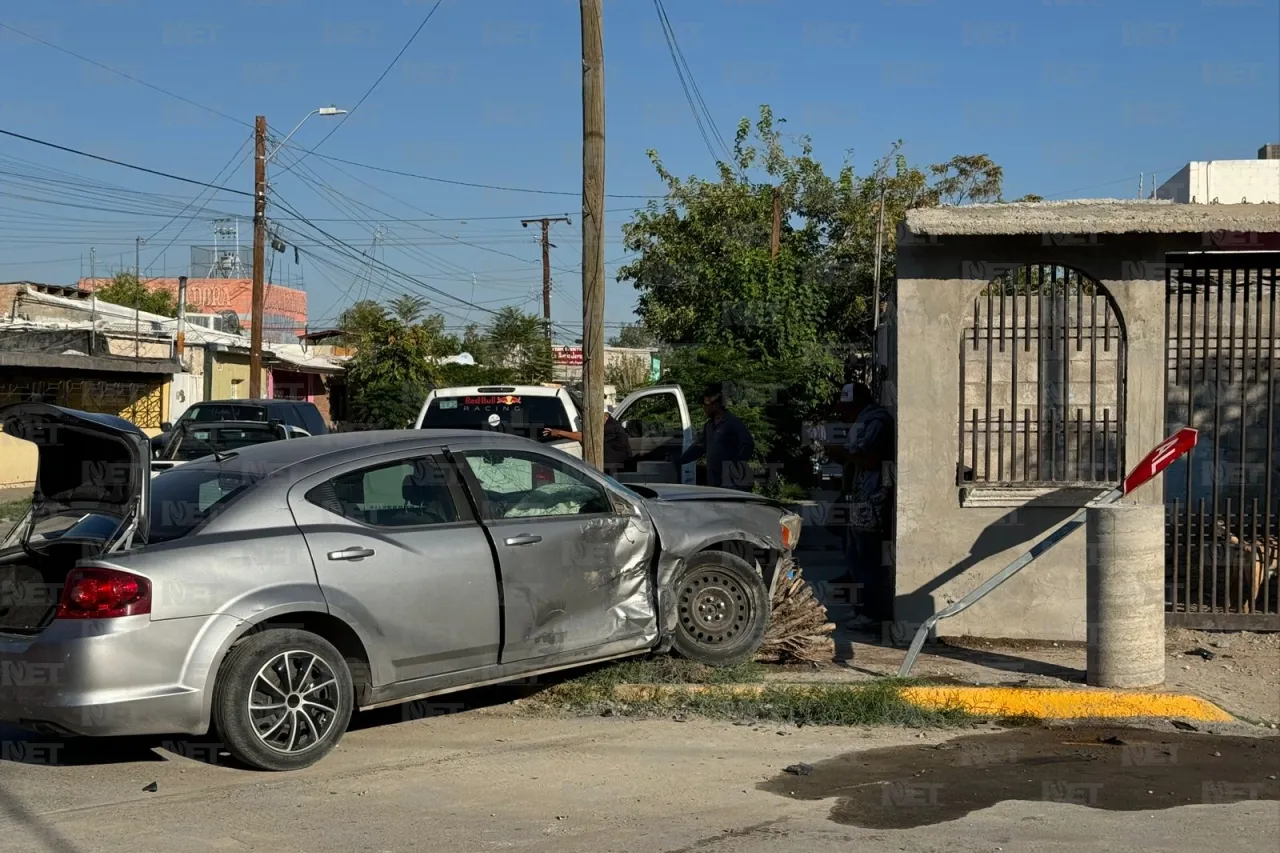 Omite alto y provoca choque contra muros de vivienda